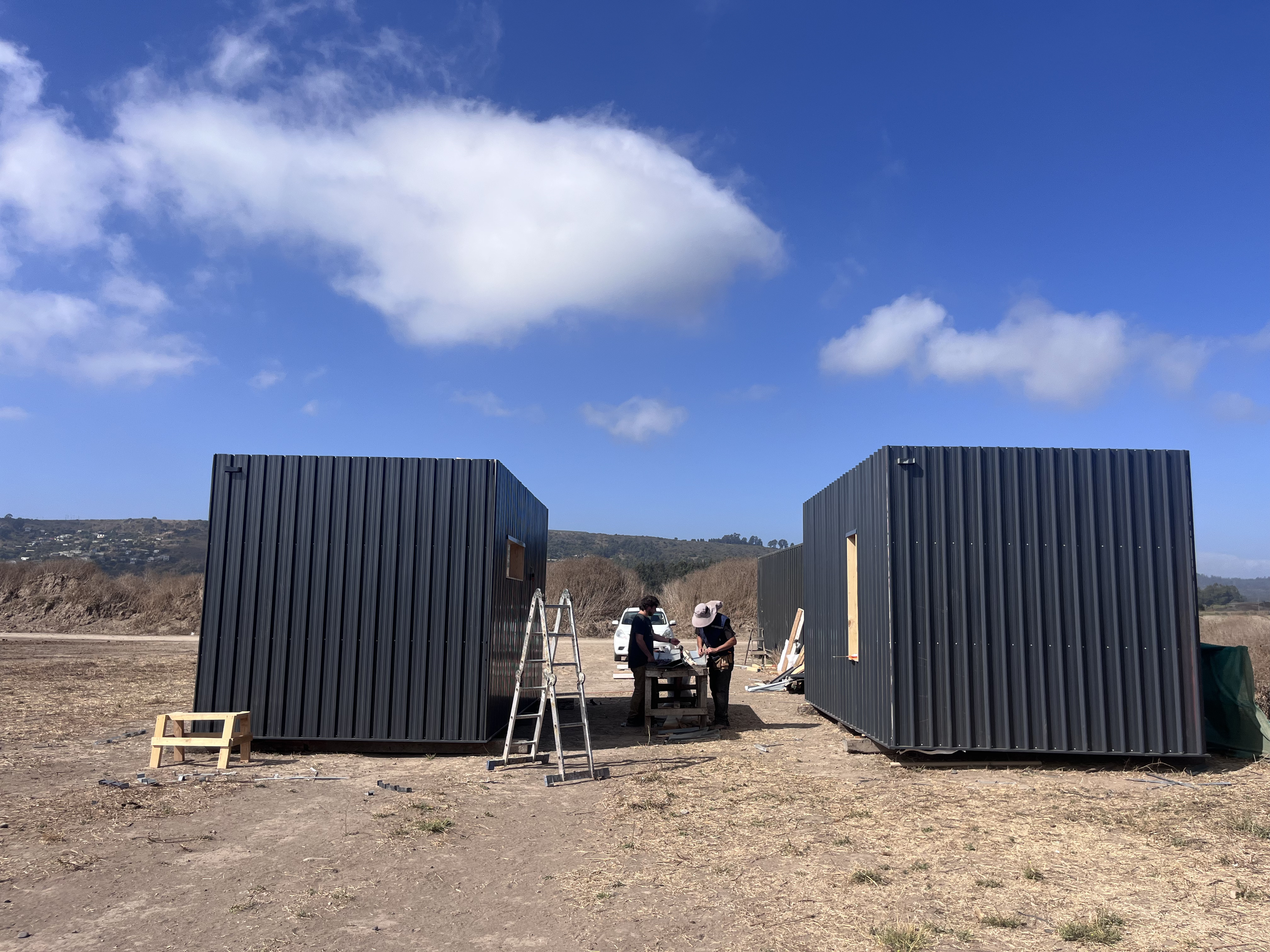 Módulos Modulab en terreno con cielo azul